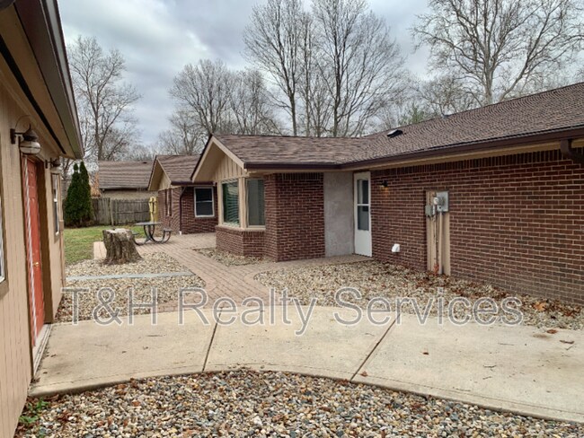 Building Photo - 100 W Julie Ann Dr