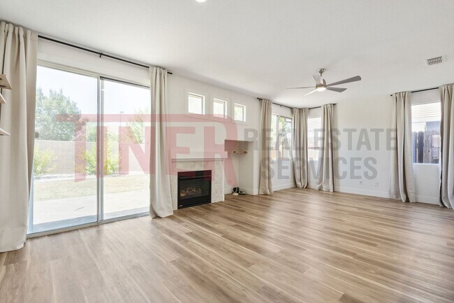 Foto del edificio - 2075 Larkflower Way