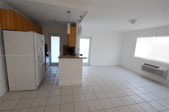 Foto del edificio - 7315 Byron Ave