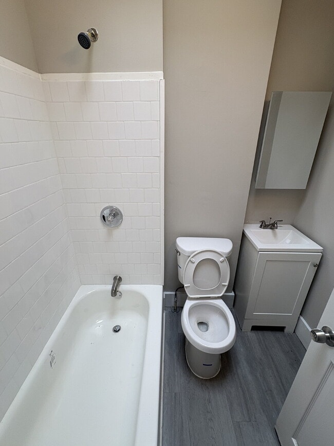 Building Photo - Renovated 2-Bedroom Apartment in Belair-Edison
