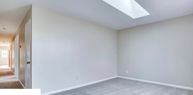 Building Photo - Live in the Heart of It All – 2BR Duplex w...