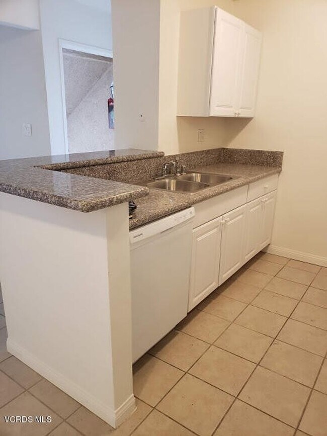 Foto del edificio - Desirable lower level 2+1 in gated community