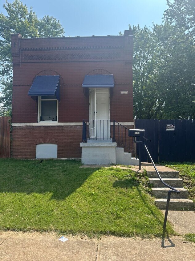 Primary Photo - Amazing 2 Bedroom 1 Bathroom Home