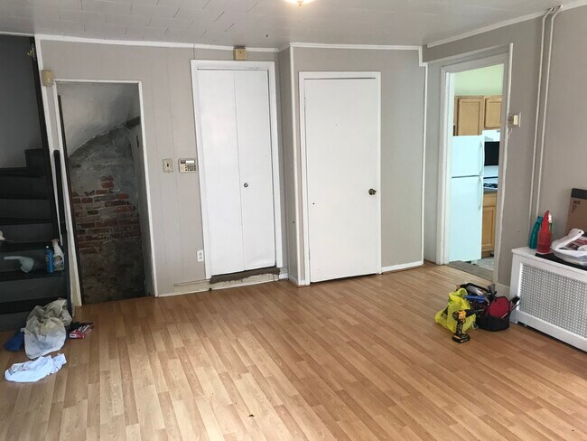 Large LR - laminate floor - 514 S 4th St
