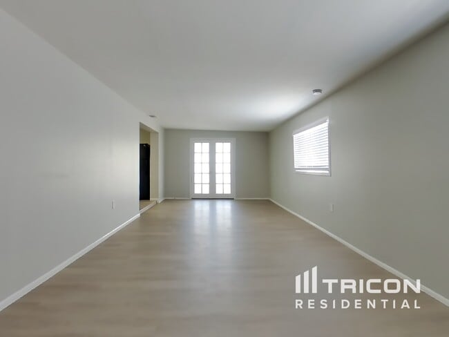 Building Photo - 826 E Orchid Ln