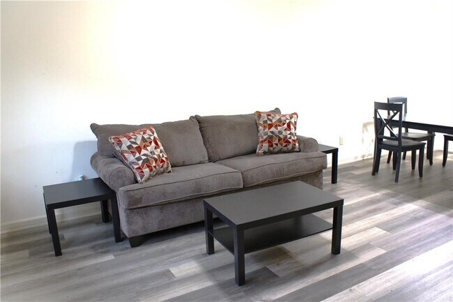 Foto del edificio - 1235 Sweet Pine Dr