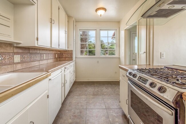 Building Photo - 1112 Escalona Dr