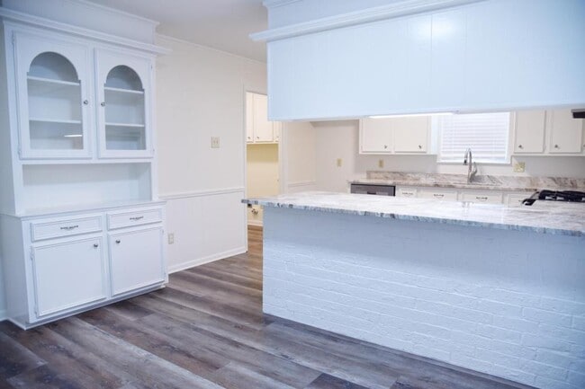 Building Photo - 713 Oxford Ave