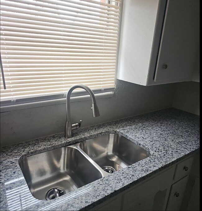 Foto del edificio - 3 bedroom 2 bath - SE 70th and I-35