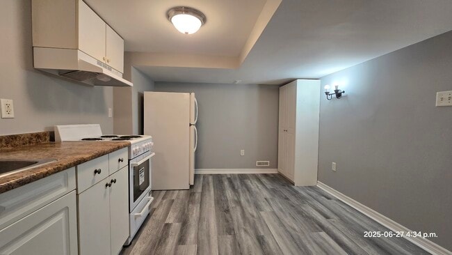 Building Photo - 208 Bayfield St