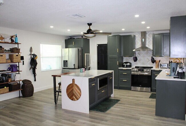 Foto del edificio - Coastal Elegance Awaits: Stunning 3-Bed, 3-Bath Retreat in Cocoa Beach