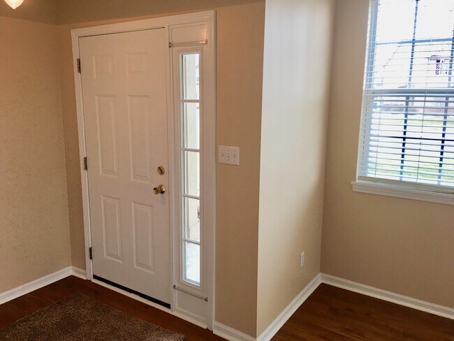 Building Photo - 1207 Primrose Ln