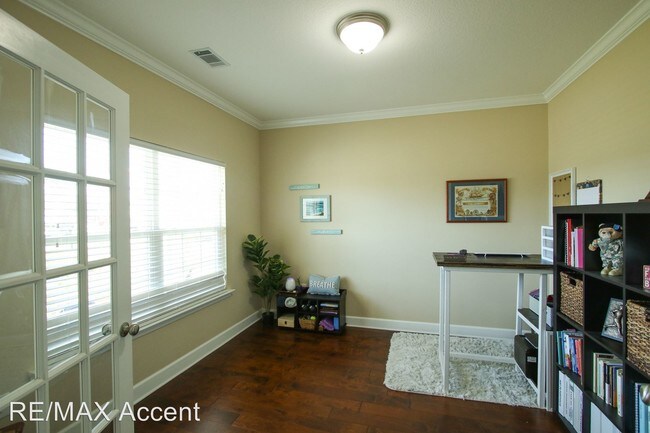 Building Photo - 70 Sunbury Dr