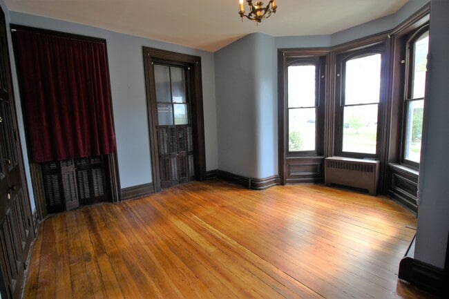 Building Photo - 322 Hodgson St