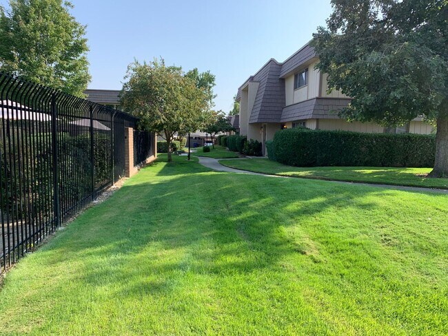 Building Photo - 3 Bed 2.5 Bath Townhouse