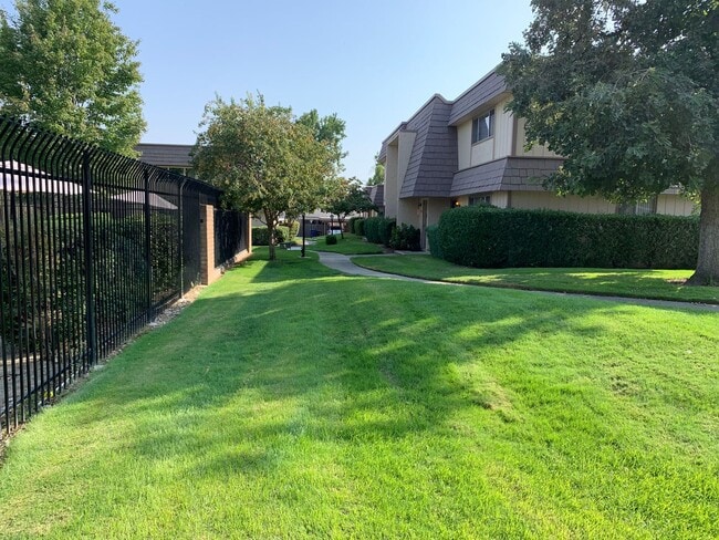 Foto del edificio - 3 Bed 2.5 Bath Townhouse