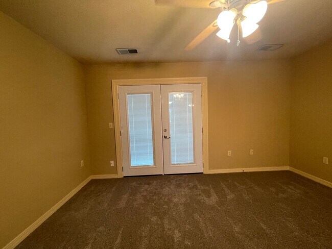 Foto del edificio - Spacious 3 Bedroom, 2 Bath Unfurnished Apartment with Stunning Valley Views!
