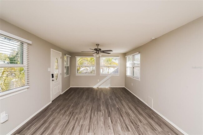 Foto del edificio - 10246 108th Ave N