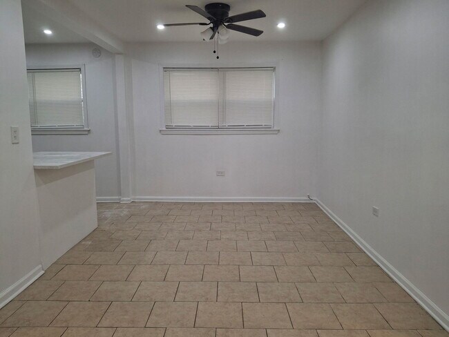 Foto del edificio - 1630 W Chase Ave