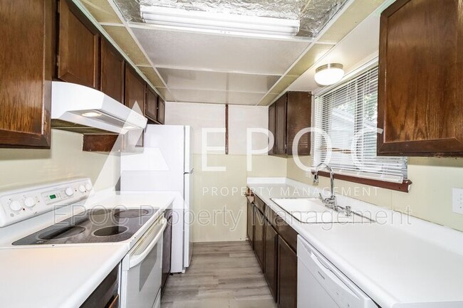 Building Photo - 409 Woodland Dr