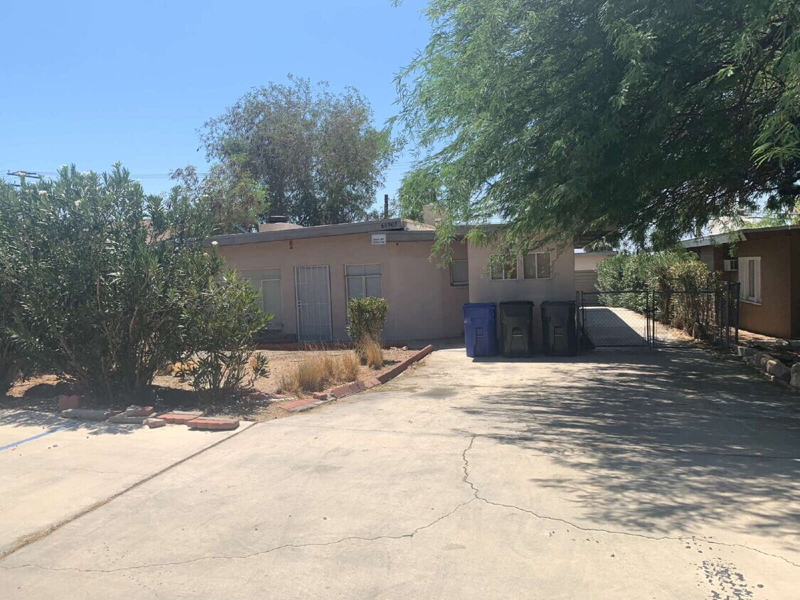 Foto principal - "Cozy Desert Oasis: Charming 2-Bed, 2-Bath...