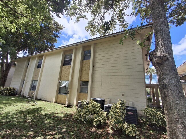 Building Photo - 11506 Royal Palm Blvd