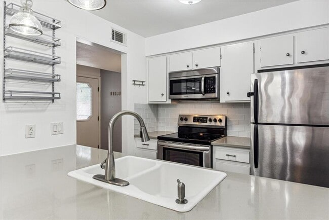 Building Photo - 6501 E Hill Dr