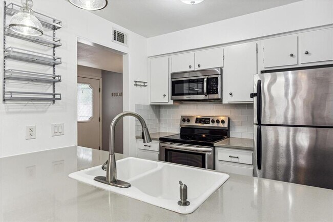 Foto del edificio - 6501 E Hill Dr