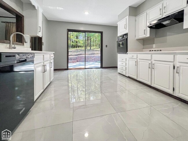 Building Photo - 3 Bedroom Home with 2 Living Areas