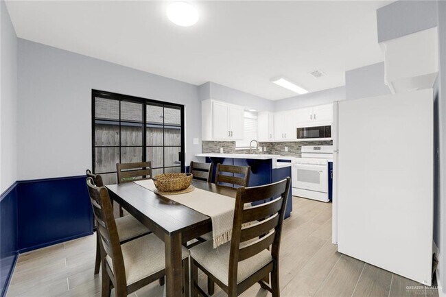 Foto del edificio - 1604 Avocet Ave W