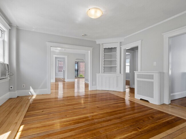 Foto del edificio - Massive Medford Apt near T & Tufts!  2-bat...