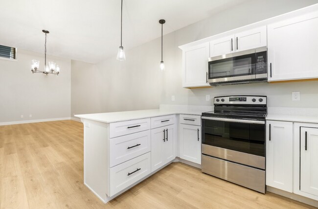 Building Photo - Bright & Modern 3-Bed Townhome in Prime Le...