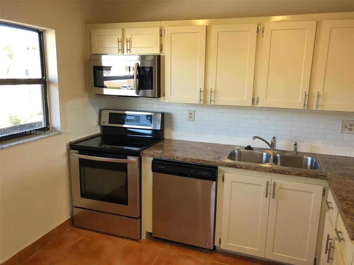 Foto principal - 250 W Park Dr