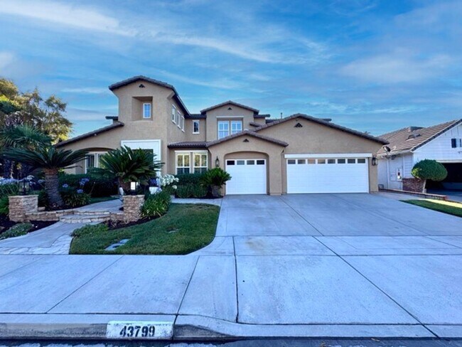 Building Photo - Stunning 5 bedroom Pool home located in th...