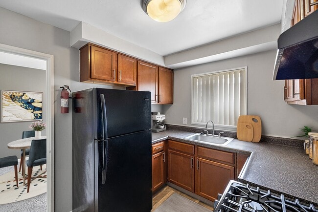 Building Photo - Oak Park Manor Apartments & Townhomes