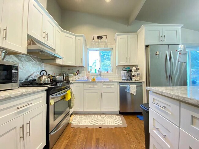 Building Photo - Gorgeous 4B2B single family home
