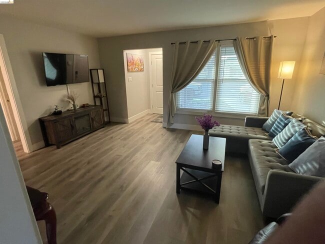 Building Photo - 80 Loma Vista Way