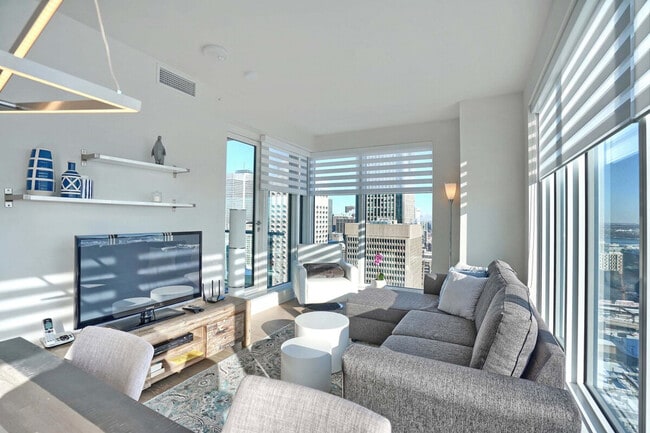 Building Photo - 1215 Rue Saint-Antoine O