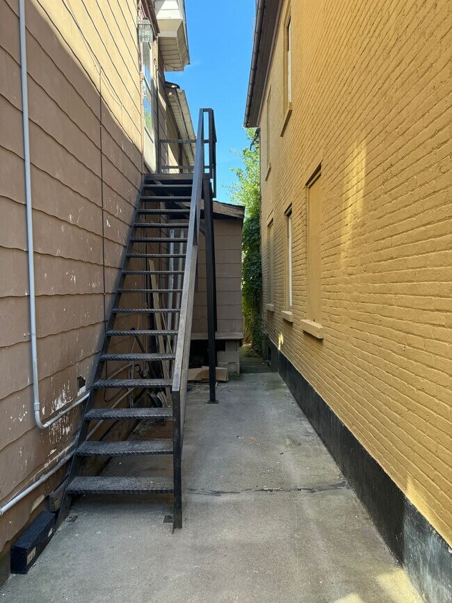 Building Photo - 606 3rd Ave