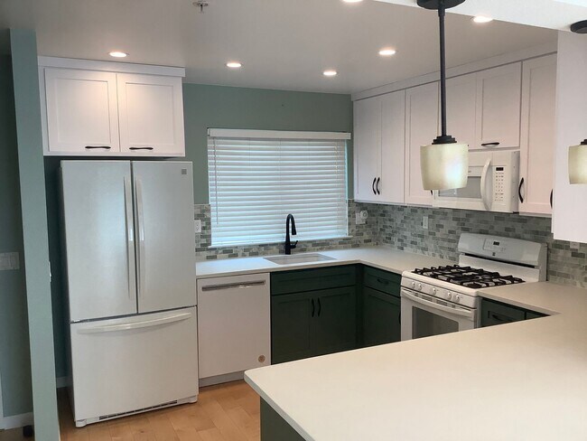 Foto del edificio - Updated 2 bedroom, 2 1/2 bathroom townhouse in downtown Sebastopol