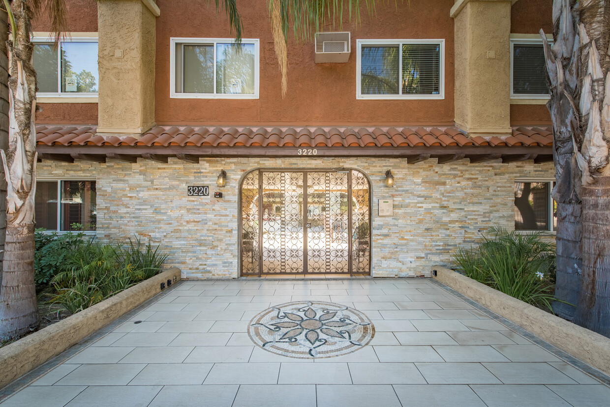 Primary Photo - 3220 Altura Ave