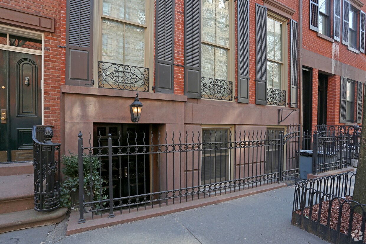 Building Photo - 64 Bank St