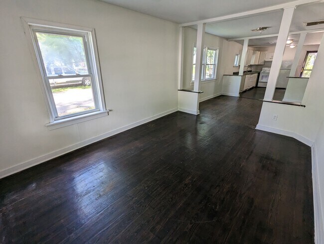 Building Photo - 2 bedroom home