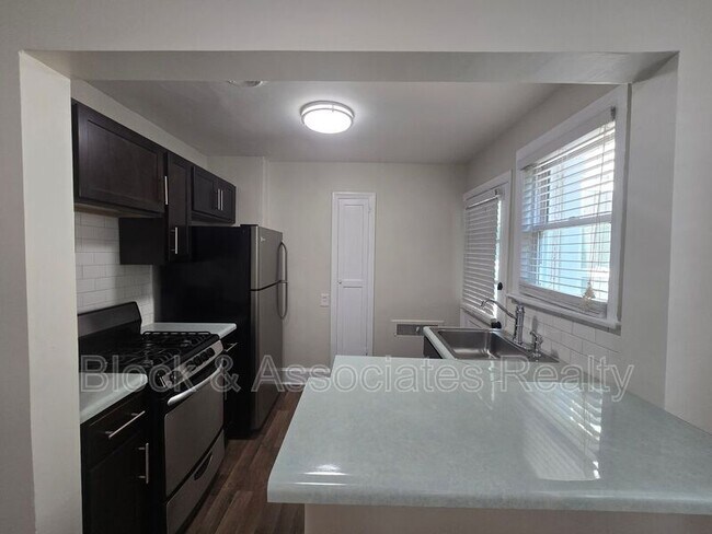 Foto del edificio - 1104 W Friendly Ave