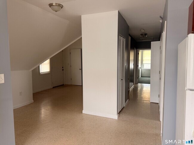 Foto del edificio - 438 Hollister Ave