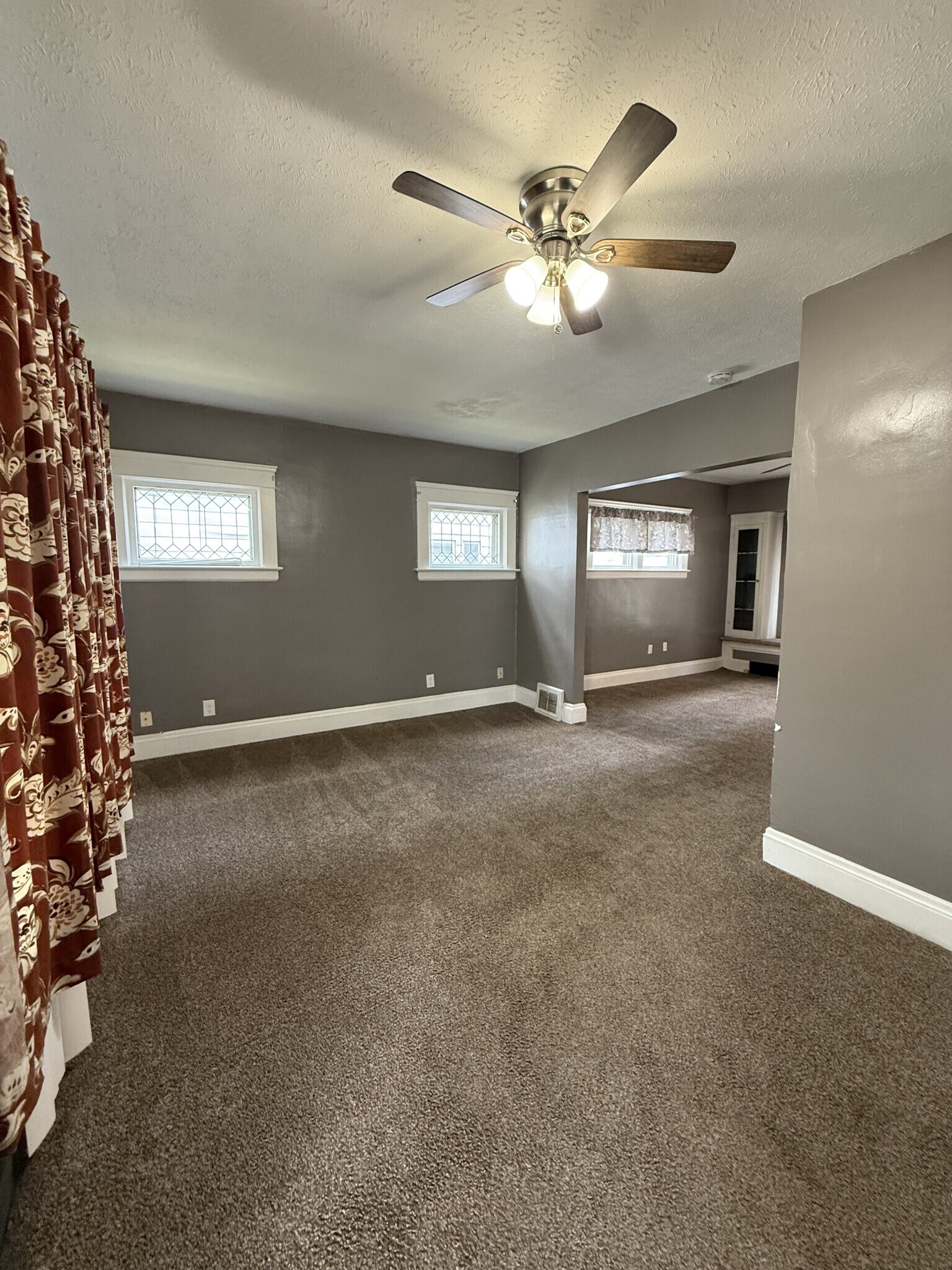 461 E 147th St Cleveland, OH 44110 – photo 2