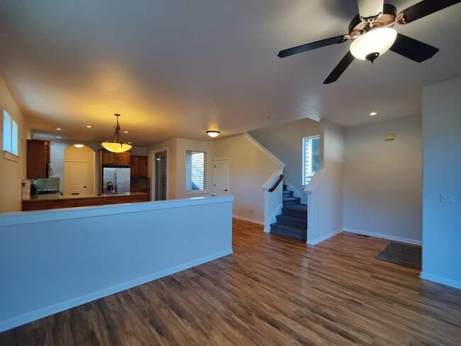 Foto del edificio - Beautiful 3x2.5 with fenced patio and upstairs bonus area