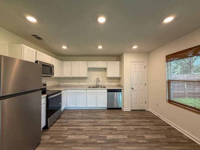 Foto del edificio - 3 Bedroom 2 Bath Home Located off 9 Mile R...