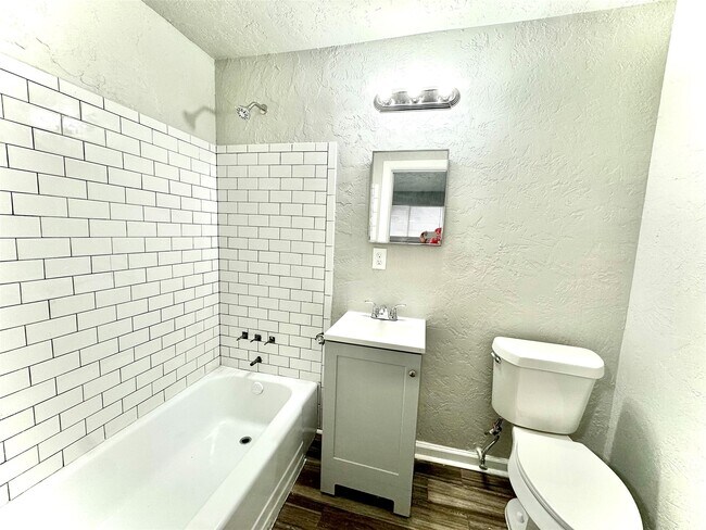 Foto del edificio - 1756 W Main St