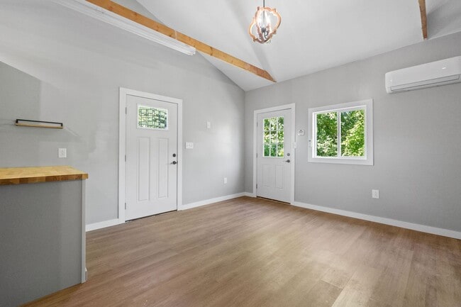 Foto del edificio - 478 Thompkins Ln